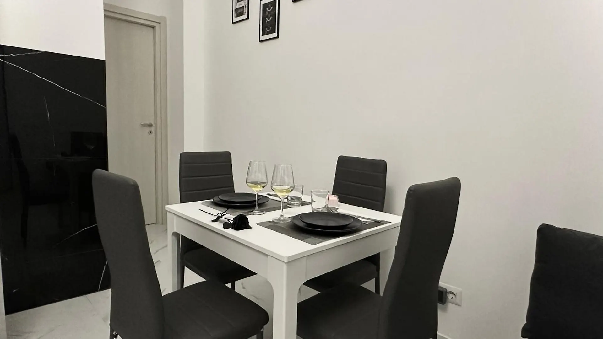 Elegant & Luxe A 200M Da Stazione E Aereoporto Di Ciampino Apartment